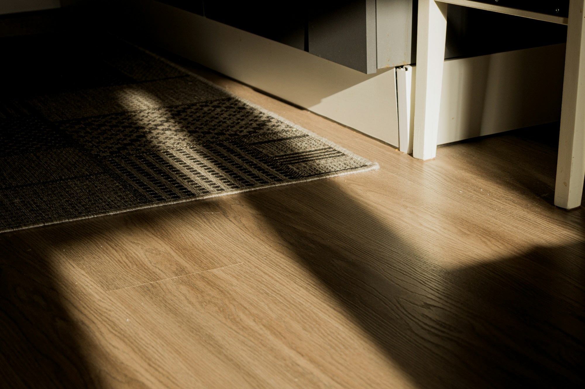 Laminat- und Designboden in Holzoptik: Planken mit natürlicher Maserung im Licht